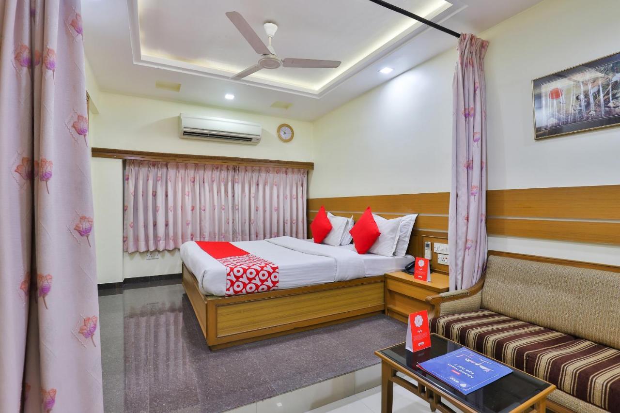 Oyo 17117 Hotel Rainbow Vadodara Exterior photo