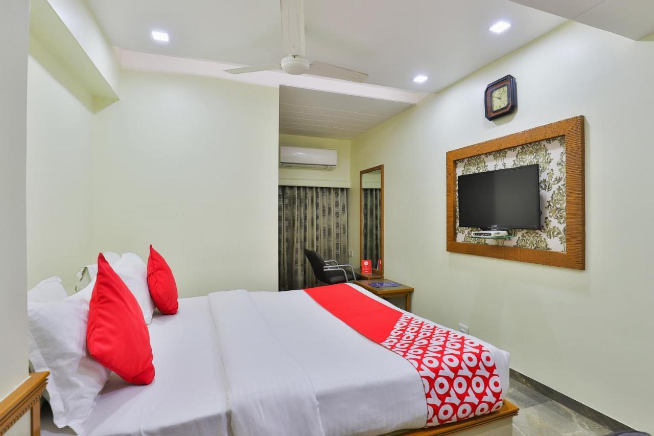 Oyo 17117 Hotel Rainbow Vadodara Exterior photo